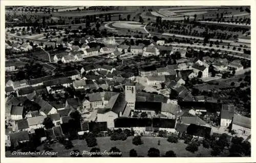 Ak Ormesheim Mandelbachtal im Saarland, Luftaufnahme von Ormesheim, Häuser, Kirche, Straßen, Land