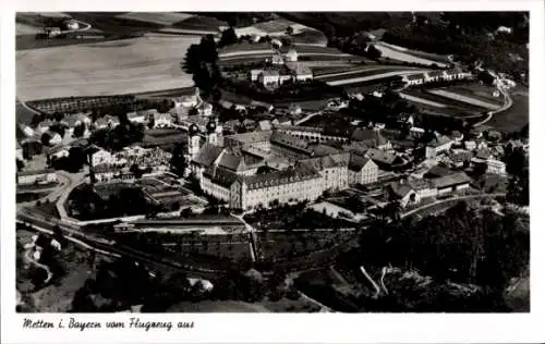 Ak Metten an der Donau Niederbayern, Luftaufnahme von  Bayern, Klostergebäude, ländliche Umgebung