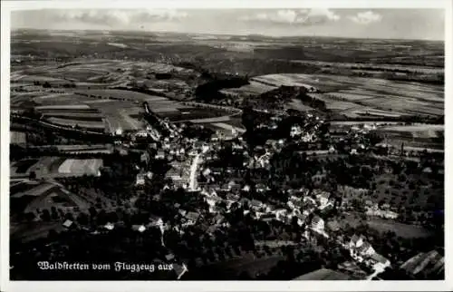 Ak Waldstetten im Ostalbkreis Württemberg, Luftaufnahme von  grüne Landschaft, Wohnhäuser