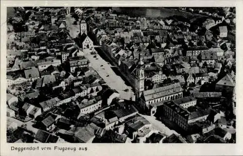 Ak Deggendorf im Bayerischen Wald Niederbayern, Luftaufnahme von  Stadtansicht, Straßen und Gebäu