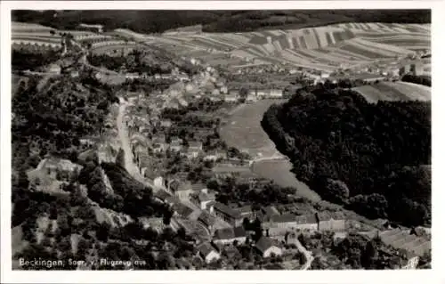 Ak Beckingen im Saarland, Luftaufnahme von  Saar, landschaftliche Darstellung,  Architektur