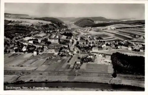 Ak Beckingen im Saarland, Luftaufnahme von  Saar, Landschaft, Gebäude, Felder