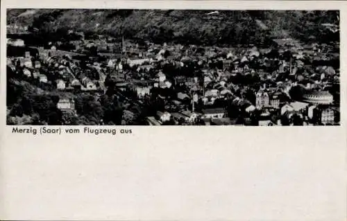 Ak Merzig an der Saar, Panoramaaufnahme von  Flugzeugaufnahme, schwarz-weiß