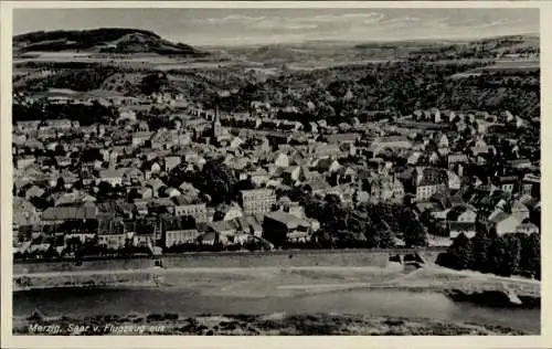 Ak Merzig an der Saar, Luftaufnahme von  Saar, Stadtansicht, Brücke