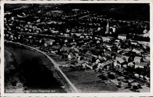 Ak Besseringen Merzig Saar, Luftaufnahme von Besseringen, Kirche, Häuser, Fluss