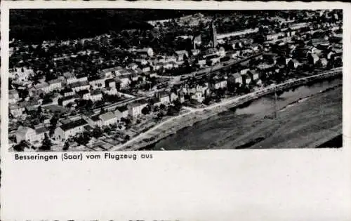 Ak Besseringen Merzig Saar, Luftaufnahme von Besseringen, Häuser, Wasserfläche