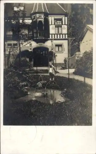 Foto Ak Köln am Rhein, Villa, Kind im Garten, Teich