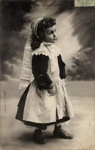 Foto Ak Kleines Mädchen in französischer Tracht