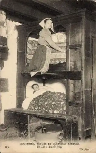 Foto Ak Französisches Etagen Schrankbett aus der Bretagne