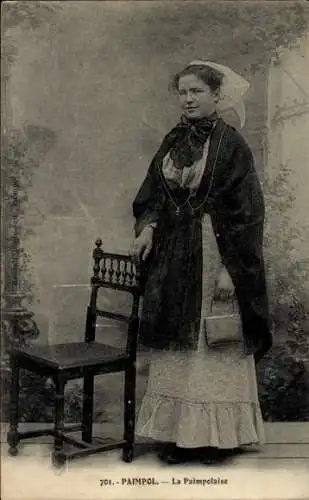Ak Paimpol Côtes d’Armor, Eine junge Frau in traditioneller Tracht steht neben einem Stuhl.