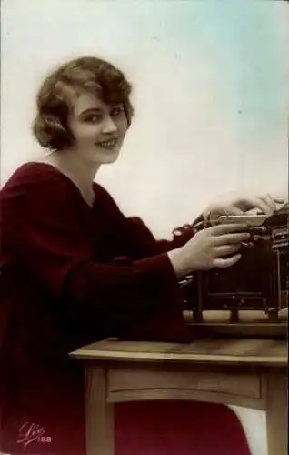 Ak Junge Frau am Tisch, Schreibmaschine