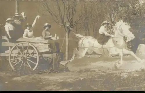 Foto Ak Flucht aus dem Munsterlager, Fotomontage, Frauen, Fuhrwerk