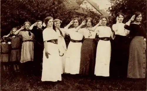 Foto Ak Salutierende Frauen, Gruppenfoto