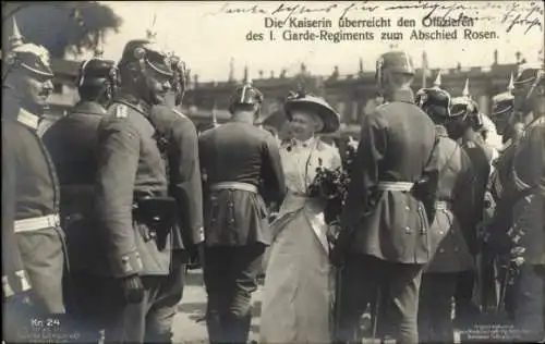 Ak Kaiserin Auguste Viktoria überreicht Offizieren des I. Garde Regt zum Abschied Rosen, Liersch 24