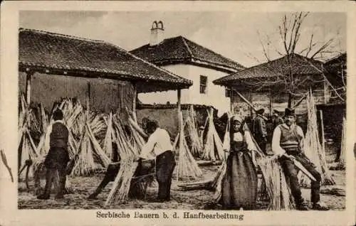 Ak Serbische Bauern, Hanfbearbeitung, Serbische Tracht