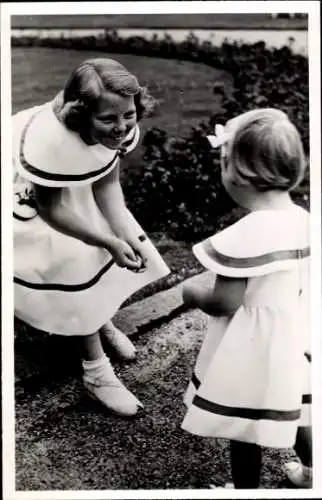 Ak Prinzessin Beatrix der Niederlande, Spiel mit jüngster Schwester, Soestdijk