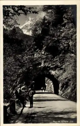 Ak Berchtesgaden Oberbayern, Gotzenalm, Berglandschaft, Felsentor, Straße, Wanderer, Berggipfe...