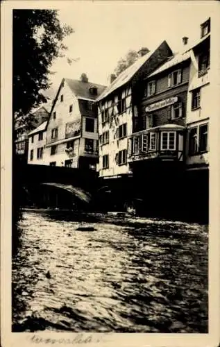 Ak Monschau Montjoie in der Eifel, Historische Gebäude, Flussansicht, schwarze und weiße Fotog...