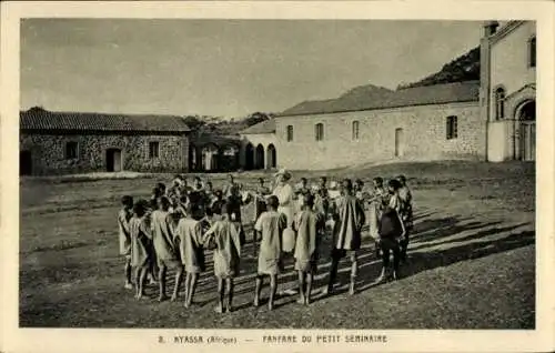 Ak Fanfare du petit Seminaire, Indigenes, Pretre, Tanz, Nyassa, Malawisee, Ostafrika