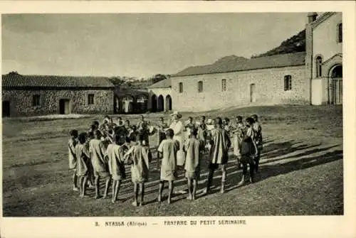 Ak Fanfare du petit Seminaire, Indigenes, Pretre, Tanz, Nyassa, Malawisee, Ostafrika