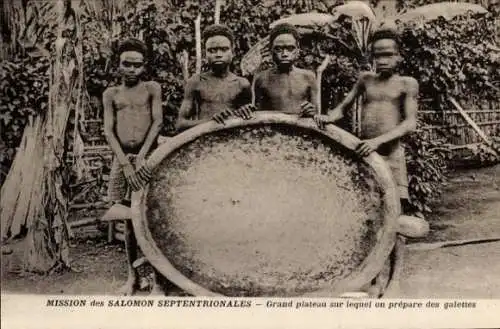 Ak Afrikanische Jungen, Großes Tablett, auf dem Pfannkuchen zubereitet werden