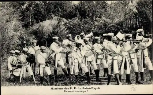 Ak Blaskapelle mit Afrikanischen Missionskindern