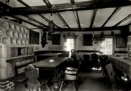 Ak Waschleithe Grünhain Beierfeld in Sachsen, Köhlerhütte Fürstenbrunn, Innenansicht, Ofen