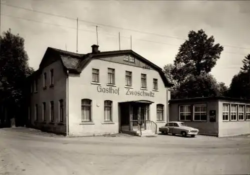Ak Zwoschwitz Plauen im Vogtland, Gasthof  Ausflugsgaststätte, Fremdenzimmer, schwarz-weiß Foto