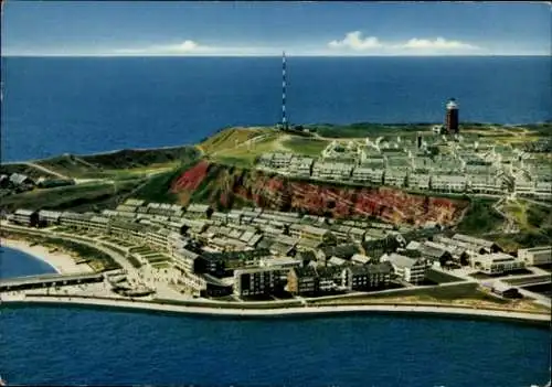 Ak Nordseeinsel Helgoland, Luftaufnahme  Küstenlinie, Häuser, Leuchtturm, blaues Wasser