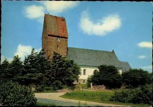 Ak Keitum auf Sylt, St. Severin-Kirche,  Architektur, Turm, Bäume, Landschaft