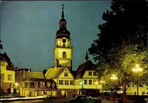 Ak Erbach im Odenwald Hessen, Nachtsicht auf Kirche und Rathaus, beleuchtet,  Architektur, Autos