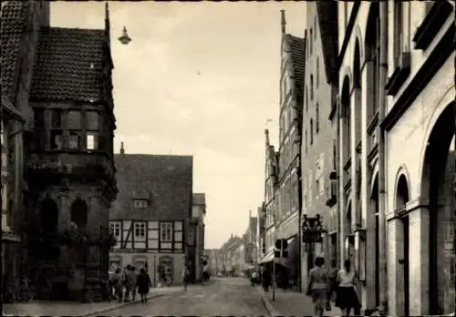 Ak Lemgo in Lippe, Mittelstraße, altes Rathaus,  Architektur, Menschen auf der Straße