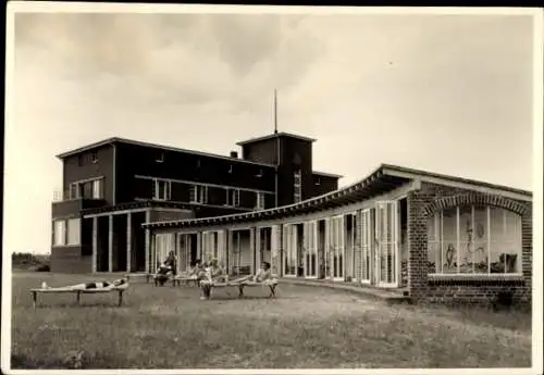 Ak Nordseebad Cuxhaven, Schwerbeschädigtenheim, modernes Gebäude, große Fenster, Liegen im Freien