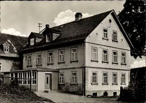 Ak Hermes Marktleugast im Frankenwald Bayern, Haus im Frankenwald, mehrere Fenster, graue Fassade