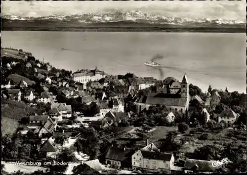 Ak Meersburg am Bodensee, Landschaft mit Häusern, Kirche, See und Boot, Gebirgszüge im Hintergrun