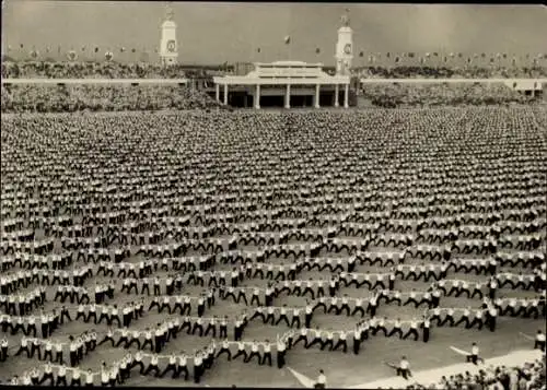 Ak Praha Prag Tschechien, Große Menschenmenge, Spartakiade 1955, sportliche Darbietung