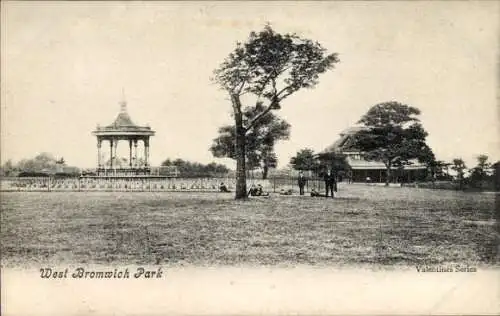 Ak Birmingham West Midlands England,  Pavillon, Baum, Rasen, Gruppen von Menschen