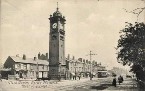 Ak West Bromwich Staffordshire England, Uhrturm, Farley Memorial,  Architektur, Straße, Personen