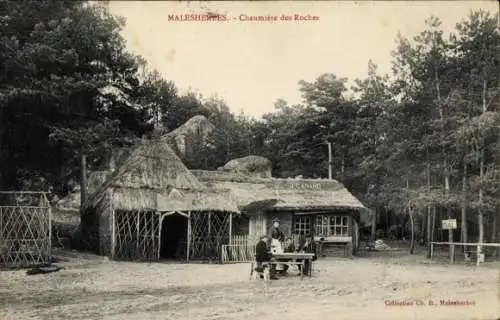 Ak Malesherbes Loiret, Chaumière des Roches, Holzhaus, Gäste am Tisch, Natur, 
