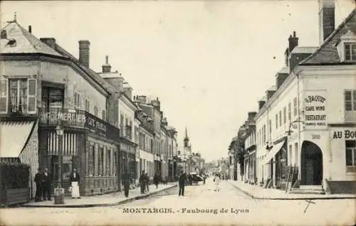 Ak Montargis Loiret, Straße in  Faubourg de Lyon, Geschäfte, Personen