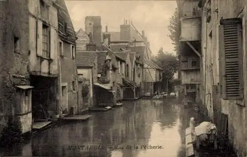 Ak Montargis Loiret, Blick auf Wasserstraße, Häuser, Menschen mit Wäsche, ruhige Atmosphäre