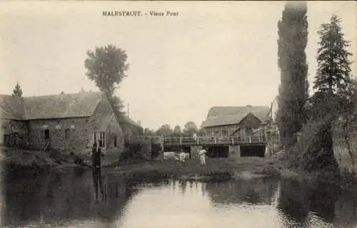 Ak Malestroit Morbihan, Vieux Pont,  Gebäude, zwei Personen am Wasser