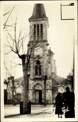 Ak Varennes sur Allier, Kirche, Bäume, Menschen,  Architektur, Schwarz-Weiß