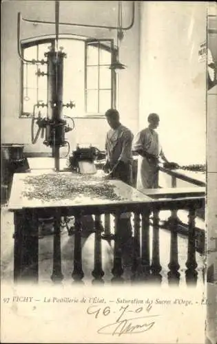 Ak Vichy Allier, La Pastillerie de l'Etat, Saturation des Sucres d'Orge, 2 Arbeiter