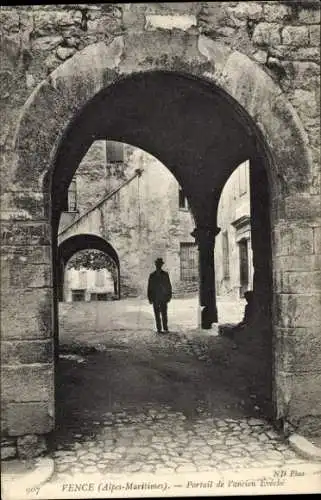 Ak Vence Alpes Maritimes, Architektur, r Torbogen, einsame Figur, landschaftliche Szenerie