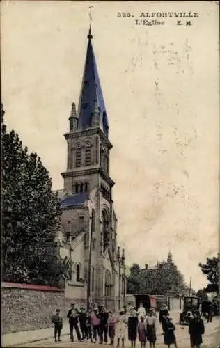 Ak Alfortville Val de Marne, Kirche mit blauem Turm, Personen auf der Straße, ländliche Umgebung