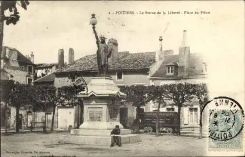 Ak Poitiers Vienne, Statue der Freiheit, Platz du Pilori,  Architektur, Stadtansicht