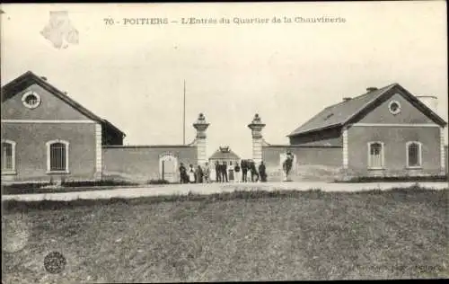 Ak Poitiers Vienne, Eingang zum Quartier de la Chauvinerie, mehrere Personen,  Gebäude