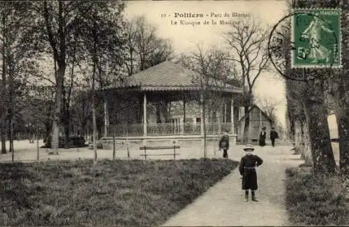 Ak Poitiers Vienne, Kiosque de la Musique, Parc de Blossac,  Aufmachung, Schwarz-Weiß-Foto