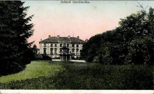 Ak Großwelka Bautzen Oberlausitz, Schloss  s Gebäude, umgeben von Bäumen, Wiese